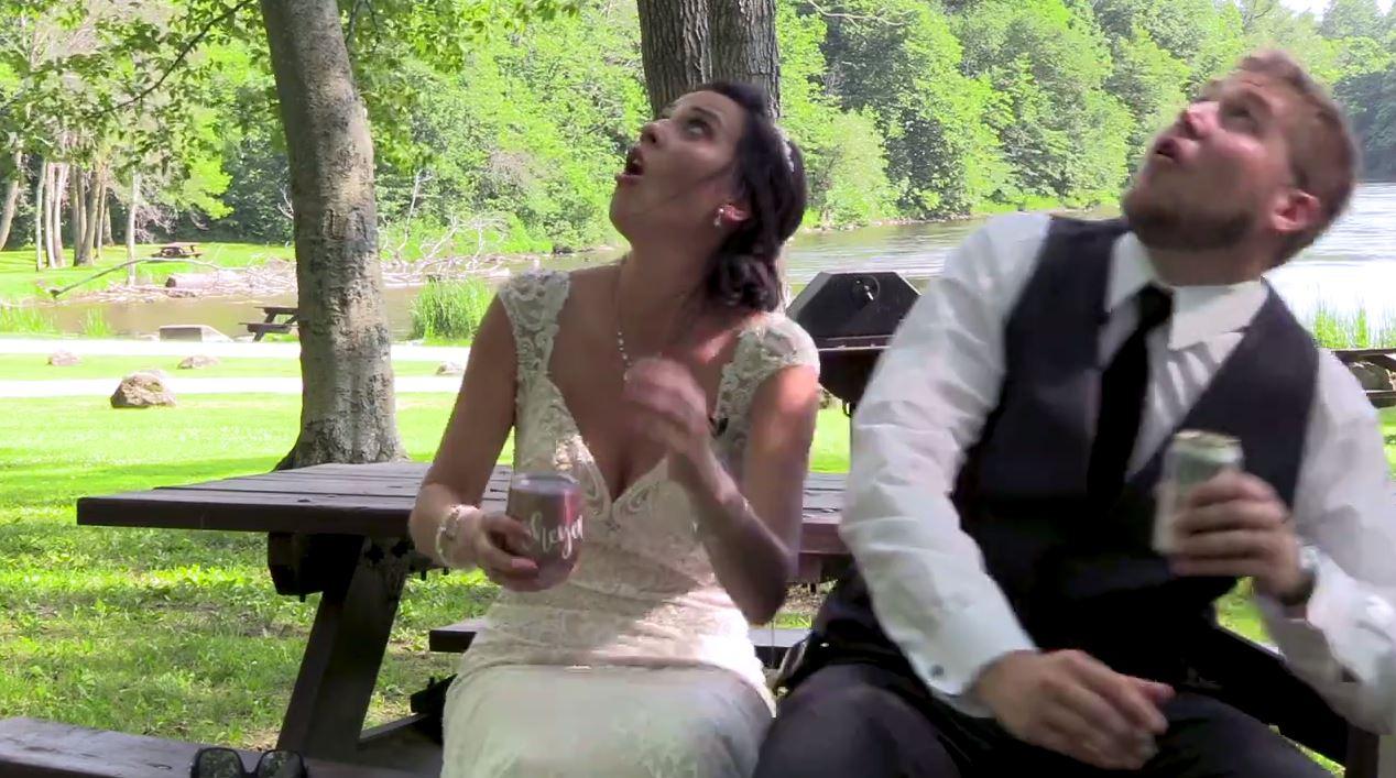 Шайенн и Лукас Копешка снимали эпизод для своего свадебного видео в Фредонии, штат Нью-Йорк, 30 июня, когда к ним упала падающая кора