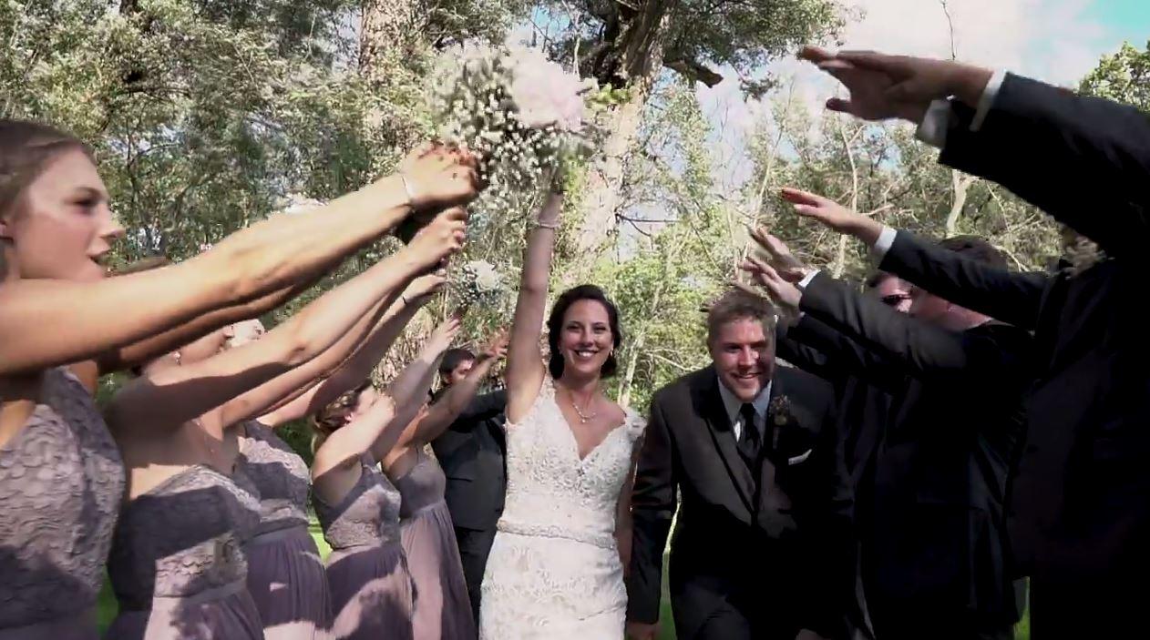 Счастливая пара снимала эпизод для своего свадебного видео до того, как произошла авария